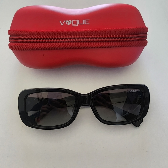 Vogue Black Sunglasses for Women - Like New - Picture 4 of 5